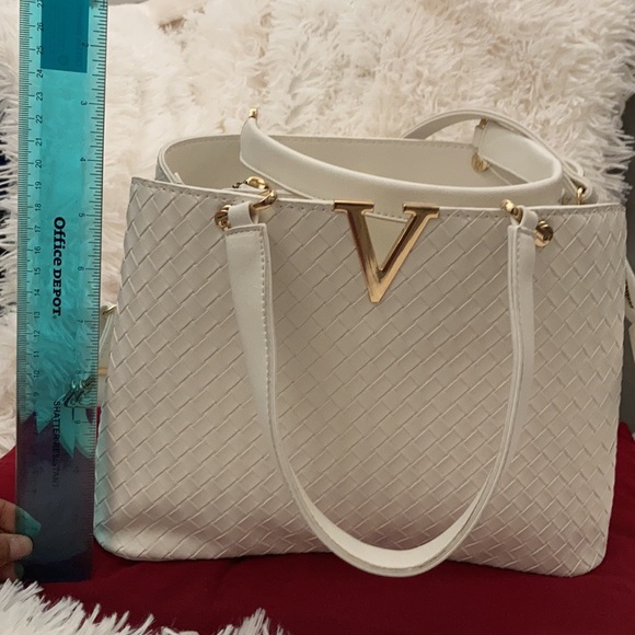 Small handbag with long strap. 3 compartments one of which is a zipped one. - Picture 5 of 6